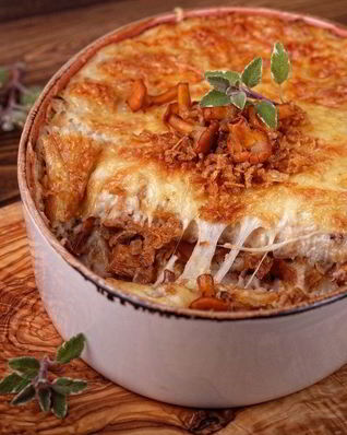 Картофельная запеканка с лисичками и луковыми чипсами