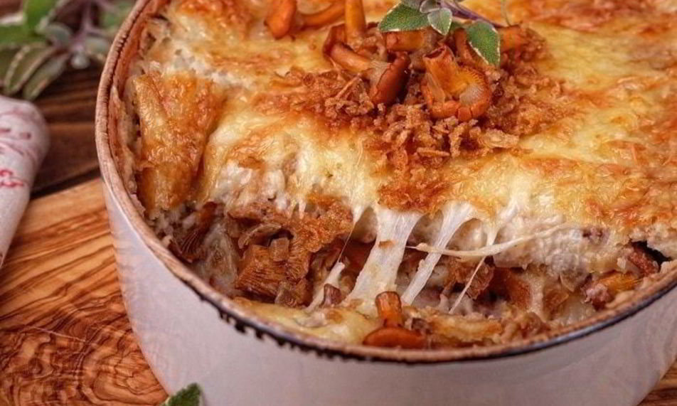 Рецепт картофельная запеканка с лисичками и луковыми чипсами