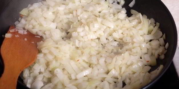 картофельная запеканка с лисичками и луковыми чипсами