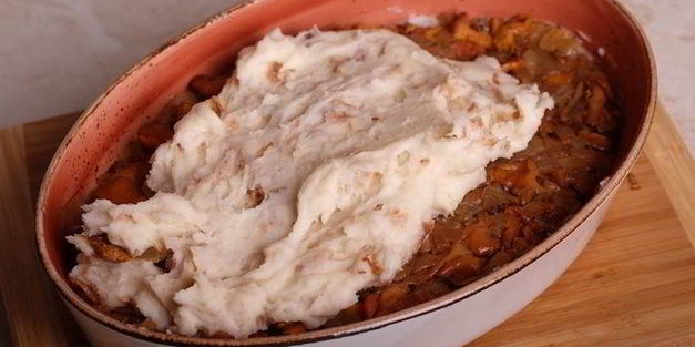 картофельная запеканка с лисичками и луковыми чипсами