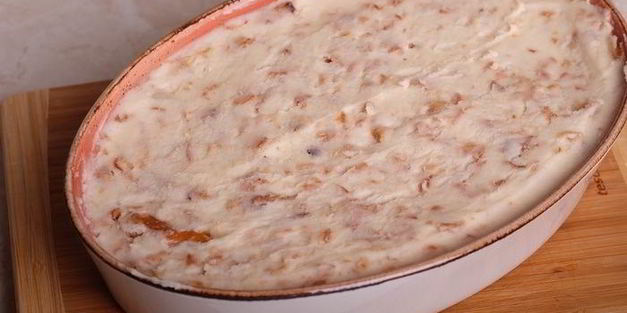 картофельная запеканка с лисичками и луковыми чипсами