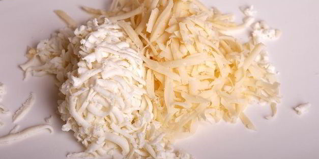 картофельная запеканка с лисичками и луковыми чипсами