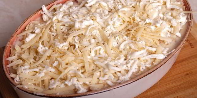 картофельная запеканка с лисичками и луковыми чипсами