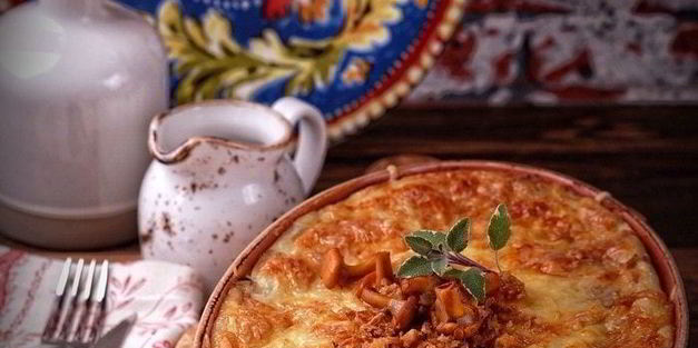 картофельная запеканка с лисичками и луковыми чипсами