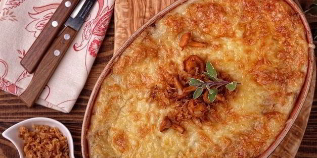 картофельная запеканка с лисичками и луковыми чипсами