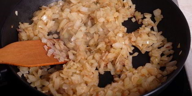 картофельная запеканка с лисичками и луковыми чипсами