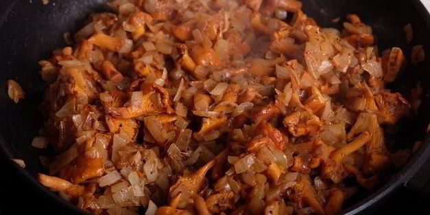 картофельная запеканка с лисичками и луковыми чипсами