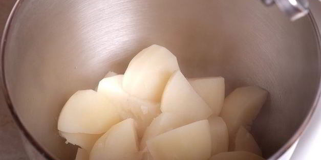 картофельная запеканка с лисичками и луковыми чипсами