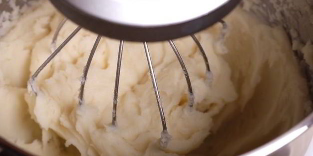 картофельная запеканка с лисичками и луковыми чипсами