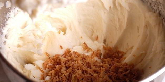 картофельная запеканка с лисичками и луковыми чипсами