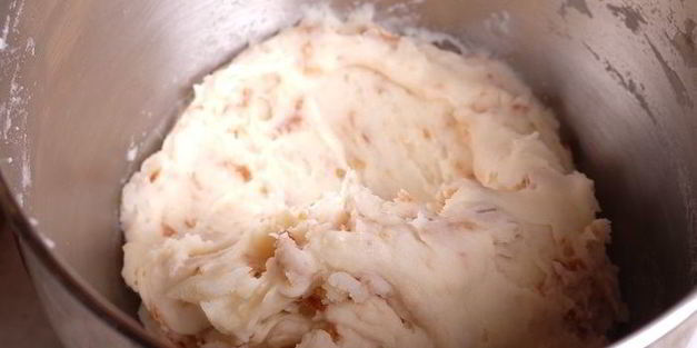 картофельная запеканка с лисичками и луковыми чипсами