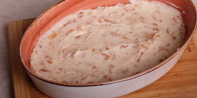 картофельная запеканка с лисичками и луковыми чипсами