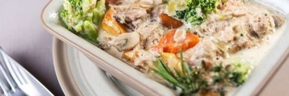 Овощная запеканка с курицей под сливочным соусом