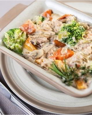 Овощная запеканка с курицей под сливочным соусом