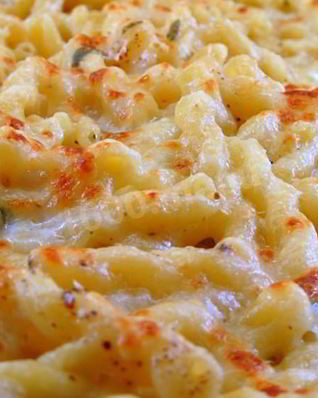 Простая запеканка из макарон с твердым сыром в духовке
