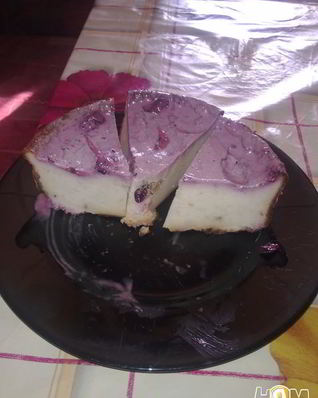 Сметанная запеканка-суфле с черничным соусом