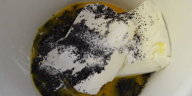 творожная запеканка с маком и персиками