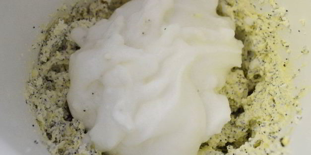 творожная запеканка с маком и персиками