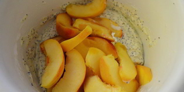 творожная запеканка с маком и персиками