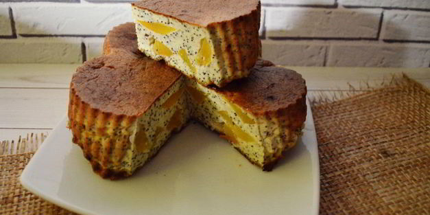 творожная запеканка с маком и персиками