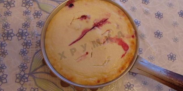 творожная запеканка с ягодами под абрикосовым соусом