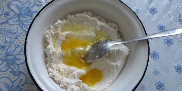 творожная запеканка с ягодами под абрикосовым соусом