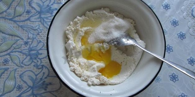 творожная запеканка с ягодами под абрикосовым соусом