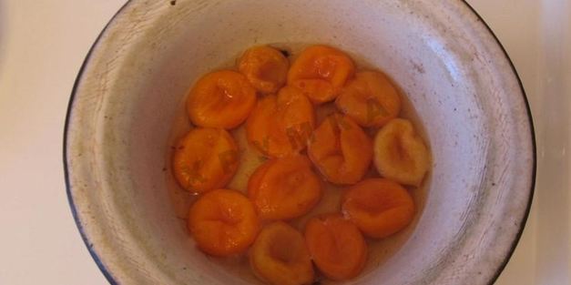 творожная запеканка с ягодами под абрикосовым соусом