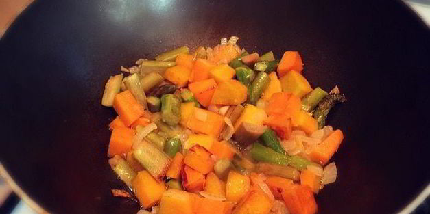 тыквенная запеканка со спаржей, с сырной корочкой и колбаской из индейки