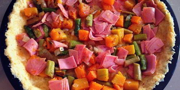 тыквенная запеканка со спаржей, с сырной корочкой и колбаской из индейки