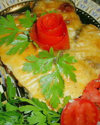 Запеканка из баклажанов с мясом и овощами под сырным соусом