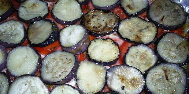 запеканка из баклажанов с мясом и овощами под сырным соусом