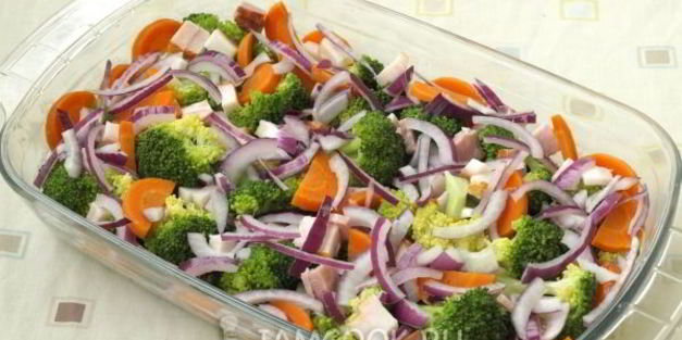 запеканка из брокколи с морковью и грудинкой