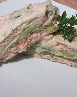 Запеканка из лосося с кабачком и пореем