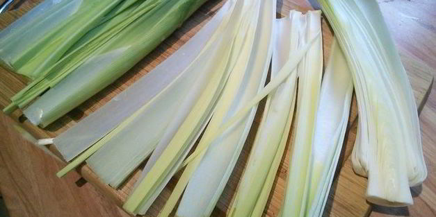 запеканка из лосося с кабачком и пореем