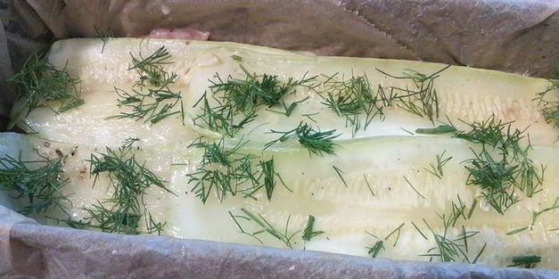 запеканка из лосося с кабачком и пореем