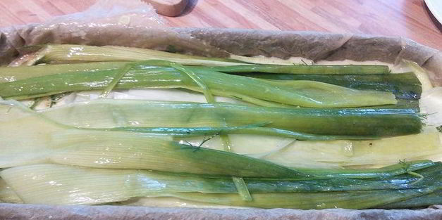 запеканка из лосося с кабачком и пореем