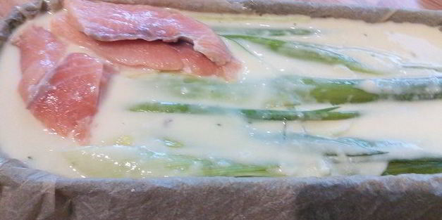 запеканка из лосося с кабачком и пореем