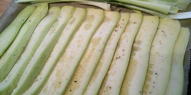 запеканка из лосося с кабачком и пореем