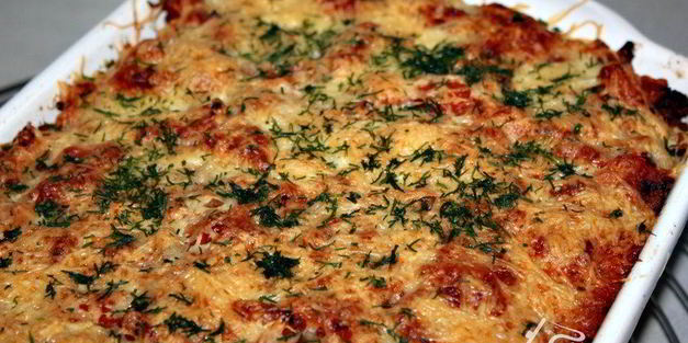 запеканка из риса, фарша и перца под томатным соусом