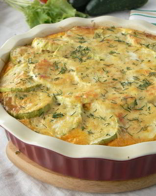 Запеканка с фетучини, кабачками и курицей