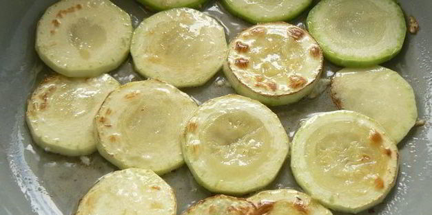 запеканка с фетучини, кабачками и курицей