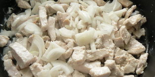 запеканка с фетучини, кабачками и курицей