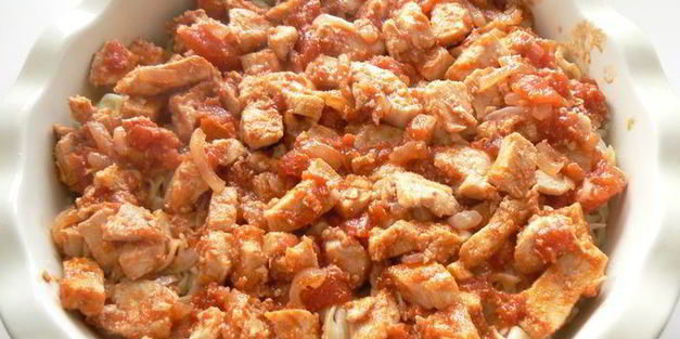 запеканка с фетучини, кабачками и курицей