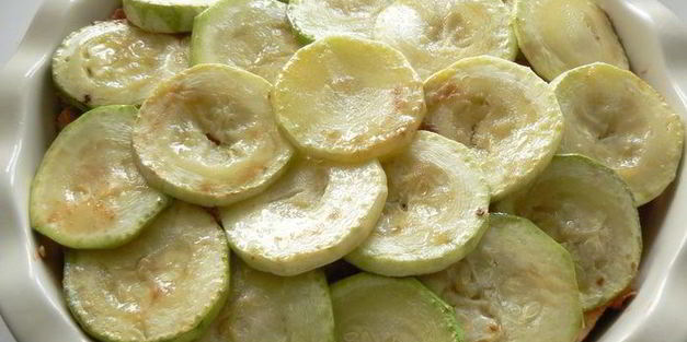 запеканка с фетучини, кабачками и курицей