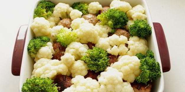 запеканка с тефтелями, брокколи и цветной капустой