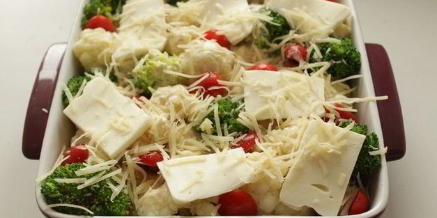 запеканка с тефтелями, брокколи и цветной капустой