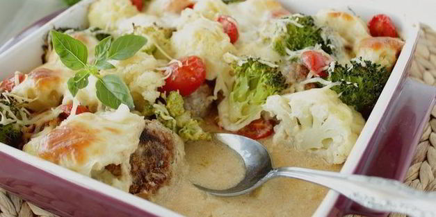 запеканка с тефтелями, брокколи и цветной капустой