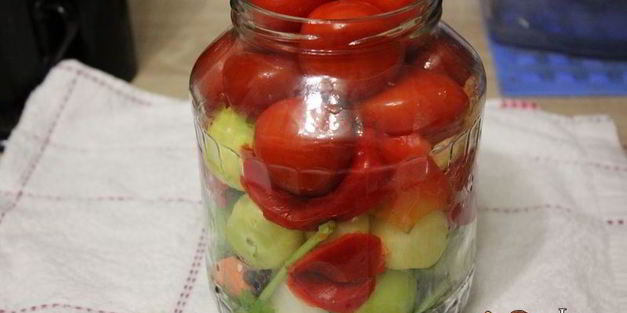 ассорти из физалиса, помидоров и сладкого перца на зиму