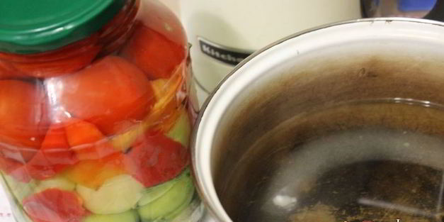 ассорти из физалиса, помидоров и сладкого перца на зиму